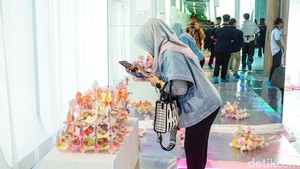 Sejumlah pengunjung tampak mengamati karya yang dipamerkan. Beberapa di antaranya juga mengikuti sesi menggambar sambil menikmati panorama Jakarta dari ketinggian.