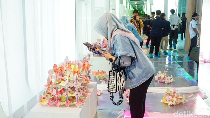 Pengunjung melihat pameran seni bertajuk “Mirror & Lights” yang digelar oleh Ganara Art bersama UPfinity di Thamrin Nine, lantai 85, Jakarta, Sabtu (14/3/2026). Kegiatan ini mengajak pengunjung menikmati pengalaman seni di ketinggian dengan latar panorama ibu kota.