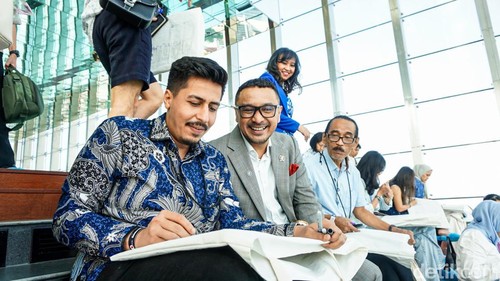 Pengunjung melihat pameran seni bertajuk “Mirror & Lights” yang digelar oleh Ganara Art bersama UPfinity di Thamrin Nine, lantai 85, Jakarta, Sabtu (14/3/2026). Kegiatan ini mengajak pengunjung menikmati pengalaman seni di ketinggian dengan latar panorama ibu kota.