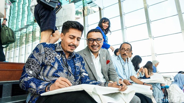 Pengunjung melihat pameran seni bertajuk “Mirror & Lights” yang digelar oleh Ganara Art bersama UPfinity di Thamrin Nine, lantai 85, Jakarta, Sabtu (14/3/2026). Kegiatan ini mengajak pengunjung menikmati pengalaman seni di ketinggian dengan latar panorama ibu kota.