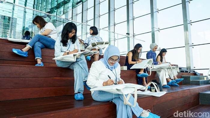 Pengunjung melihat pameran seni bertajuk “Mirror & Lights” yang digelar oleh Ganara Art bersama UPfinity di Thamrin Nine, lantai 85, Jakarta, Sabtu (14/3/2026). Kegiatan ini mengajak pengunjung menikmati pengalaman seni di ketinggian dengan latar panorama ibu kota.