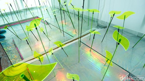 Pengunjung melihat pameran seni bertajuk “Mirror & Lights” yang digelar oleh Ganara Art bersama UPfinity di Thamrin Nine, lantai 85, Jakarta, Sabtu (14/3/2026). Kegiatan ini mengajak pengunjung menikmati pengalaman seni di ketinggian dengan latar panorama ibu kota.
