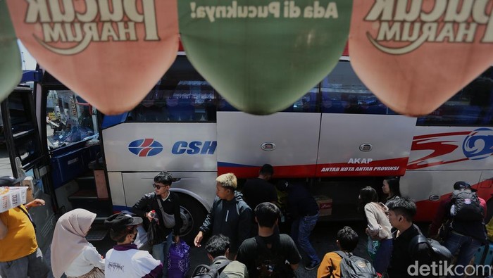 Calon penumpang menunggu waktu keberangkatan bus di Terminal Kalideres, Jakarta, Sabtu (14/3/2026). Berdasarkan data pengelola terminal pada Jumat (13/3) hingga pukul 14.00 WIB, sebanyak 462 penumpang dengan 45 unit bus berangkat dari Terminal Kalideres yang didominasi oleh pemudik tujuan pulau Sumatera. Diprediksi puncak arus mudik dari terminal tersebut pada  pada Rabu-Kamis, 18-19 Maret 2026 (H-3 dan H-2 Lebaran) dengan kota tujuan di Sumatera, Jawa Tengah dan Jawa Timur.