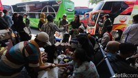 Sejumlah calon pemudik terlihat menunggu jadwal keberangkatan sambil membawa barang bawaan berupa tas besar hingga kardus yang akan dibawa ke kampung halaman. Meski aktivitas keberangkatan mulai meningkat, kondisi terminal masih terpantau tertib tanpa kepadatan penumpang yang berarti.