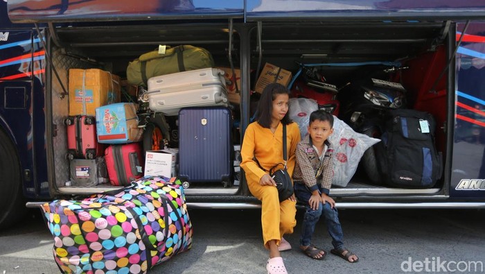 Calon penumpang menunggu waktu keberangkatan bus di Terminal Kalideres, Jakarta, Sabtu (14/3/2026). Berdasarkan data pengelola terminal pada Jumat (13/3) hingga pukul 14.00 WIB, sebanyak 462 penumpang dengan 45 unit bus berangkat dari Terminal Kalideres yang didominasi oleh pemudik tujuan pulau Sumatera. Diprediksi puncak arus mudik dari terminal tersebut pada  pada Rabu-Kamis, 18-19 Maret 2026 (H-3 dan H-2 Lebaran) dengan kota tujuan di Sumatera, Jawa Tengah dan Jawa Timur.