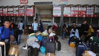 Calon penumpang menunggu waktu keberangkatan bus di Terminal Kalideres, Jakarta, Sabtu (14/3/2026). Aktivitas mudik di terminal tersebut mulai terlihat, meski jumlah penumpang masih relatif landai dibandingkan dengan periode puncak arus mudik.