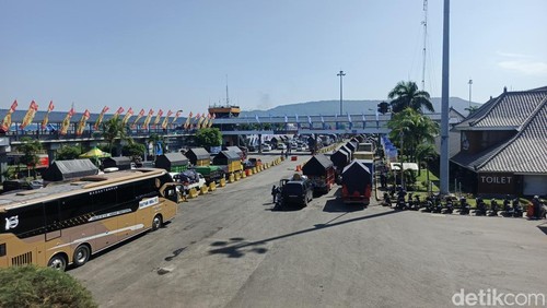 Pelabuhan Gilimanuk, Jembrana, dipadati truk logistik dan pemudik, Sabtu (14/3/2026).