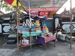 Deretan lapak makanan dan minuman berdiri di sepanjang jalur menuju pelabuhan. Harga nasi jinggo Rp 10 ribu, dua kali lipat dibandingkan harga nasi jinggo di Denpasar. Adapun Pop Mie dibanderol Rp 10 ribu.