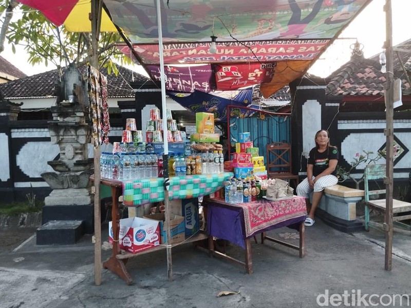 Pelapak berjualan aneka makanan-minuman dan suvenir Bali di jalan alternatif menuju Pelabuhan Gilimanuk, Jembrana, Sabtu (14/3/2026). Gangsar Parikesit/detikBali