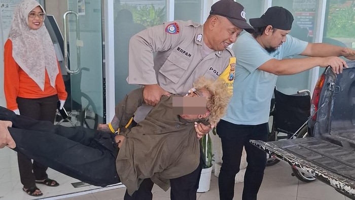 Pelaku pembacokan lansia Jombang saat dievakuasi setelah dimassa warga