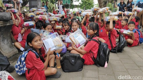 Pembagian menu makanan kering program MBG di SDN 1 Abianbase, Badung dilakukan lebih awal sebelum libur hari raya.