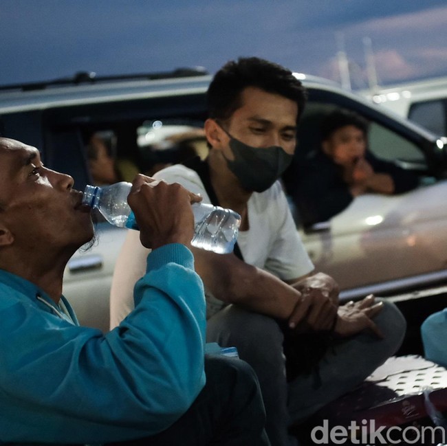 Pemudik Berbuka Puasa Sejenak Sambil Menunggu Kapal di Merak