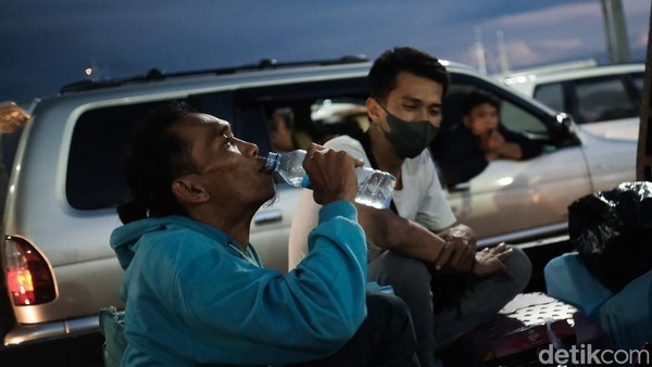 Pemudik Berbuka Puasa Sejenak Sambil Menunggu Kapal di Merak