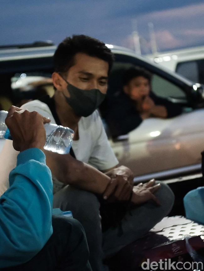 Pemudik Berbuka Puasa Sejenak Sambil Menunggu Kapal di Merak