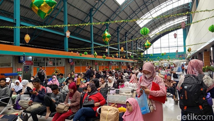 Pemudik memadati Stasiun Kereta Api Palembang