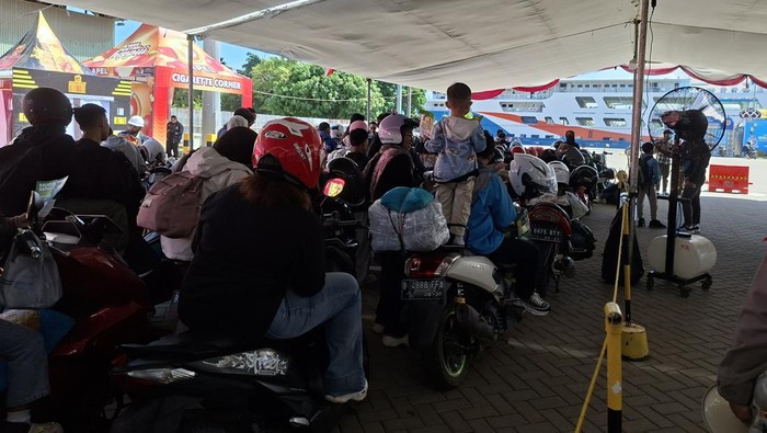 Pemudik Motor Ramai di Pelabuhan Ciwandanik, Antrean Didominasi Pelat B