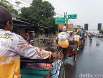 Senyum Penarik Becak di Cirebon yang Libur Narik Saat Lebaran