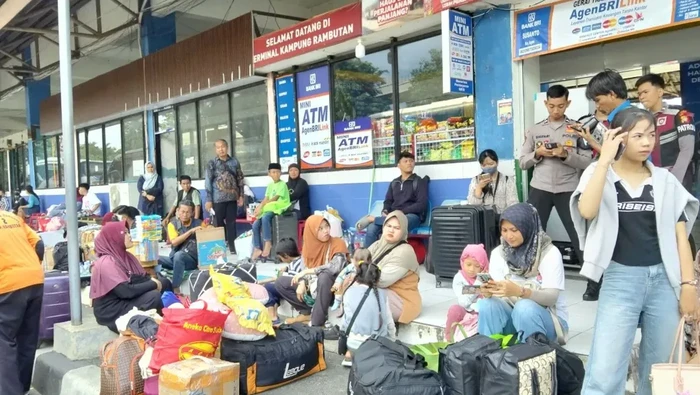 Pendongeng hadir di Terminal Kampung Rambutan, Jaktim untuk menghibur anak-anak pemudik. Kehadiran pendongeng diambut antusias oleh anak-anak. (ANTARA/Juliyanti)