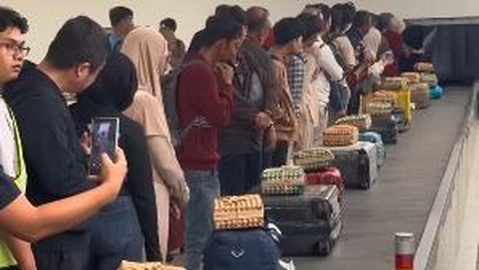 Penumpang di Bandara Internasional Sultan Hasanuddin mendapat hampers lebaran saat mengambil bagasi.
