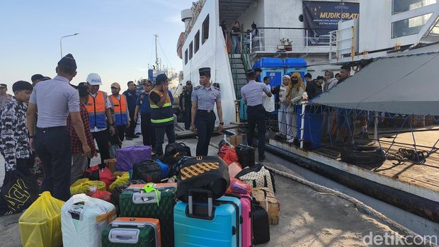 Penumpang memadati dermaga Pelabuhan Celukan Bawang untuk mengikuti program mudik gratis, Sabtu (14/3/2026). (Made Wijaya Kusuma)