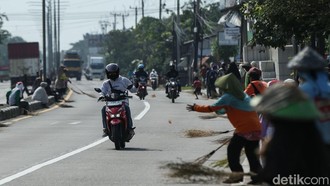 Penyapu Koin di Jalanan Pantura Ditertibkan, Bertaruh Nyawa demi Uang Recehan