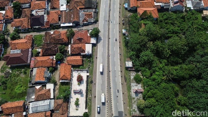 Sejumlah warga terlihat tetap duduk di pinggir jalan Pantura, Sabtu (14/3/2026). Sambil membawa sapu lidi, berharap pengendara yang melintas melemparkan uang ke arah jalan.