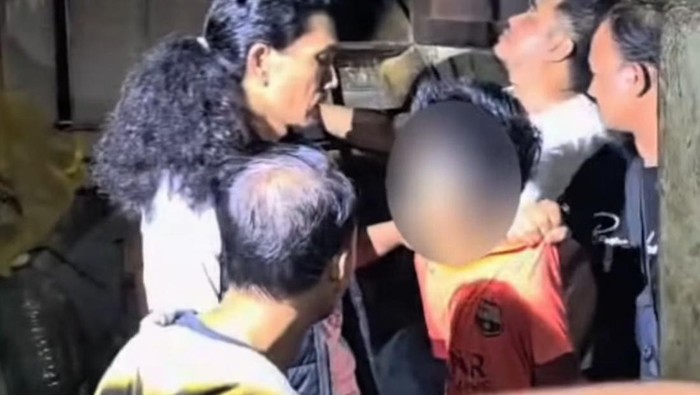 Petugas kepolisian saat menangkap pelaku perampokan di Medan Belawan