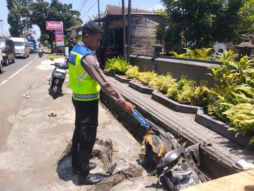 Petugas melakukan olah TKP kecelakaan yang menewaskan bocah 10 tahun di Jalan Denpasar-Gilimanuk, Desa Banyubiru, Kecamatan Negara, Jembrana, Sabtu (14/3/2026). (Polres Jembrana)