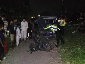 Pikap Ringsek Tertabrak KRL di Parung Panjang Bogor, 1 Orang Luka