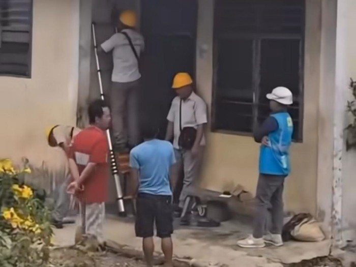 Petugas PLN saat berada di rumah pasutri lansia tersebut