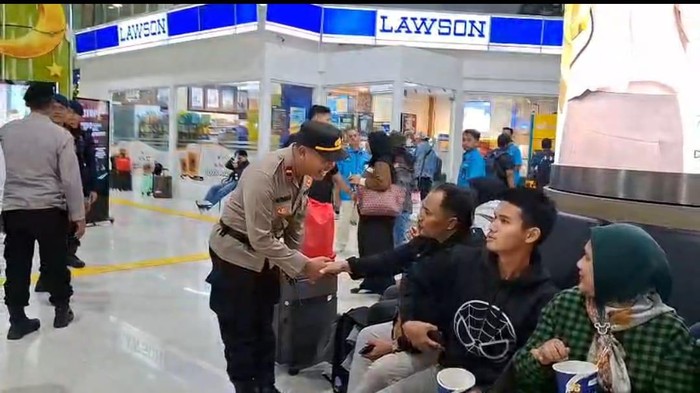 Polda Metro Jaya lakukan patroli dialogis di Stasiun Gambir saat arus mudik Lebaran 2026. (dok.istimewa)