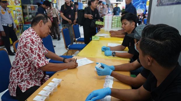 Polda Metro Jaya melakukan tes urine terhadap para pengemudi bus antar kota antar provinsi (AKAP) untuk memastikan perjalanan mudik Lebaran aman. (dok Istimewa)