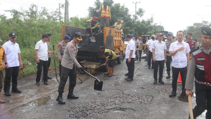 Polda Sumsel Perbaiki Jalan untuk Mudik 2026