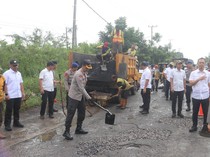 Polda Sumsel Perbaiki Jalan di 3 Wilayah demi Kelancaran Mudik 2026