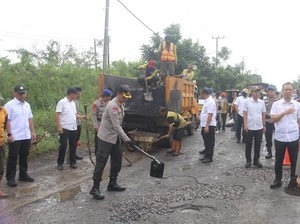 Polda Sumsel Perbaiki Jalan di 3 Wilayah demi Kelancaran Mudik 2026