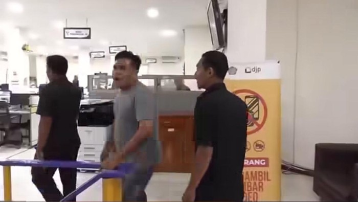 Pengusaha ayam (tengah) saat mengamuk di Kantor Pajak Rantauprapat