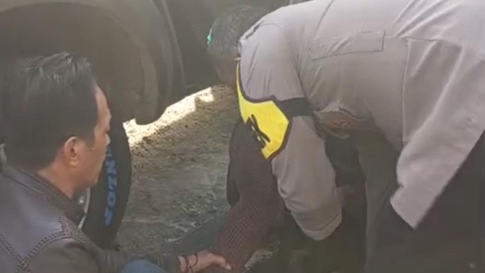 Polisi berkelahi dengan preman kampung di Garut