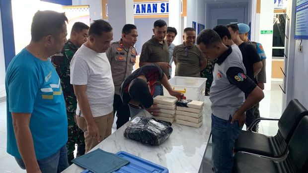 Polisi dan TNI mengamankan paket kokain total 25,44 kg hasil temuan warga di kawasan pantai Kepulauan Selayar. Polisi dan TNI mengamankan paket kokain total 25,44 kg hasil temuan warga di kawasan pantai Kepulauan Selayar.
