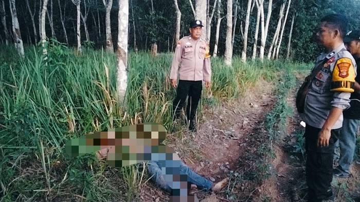 Polisi saat mengecek lokasi penemuan mayat pria di Lampung