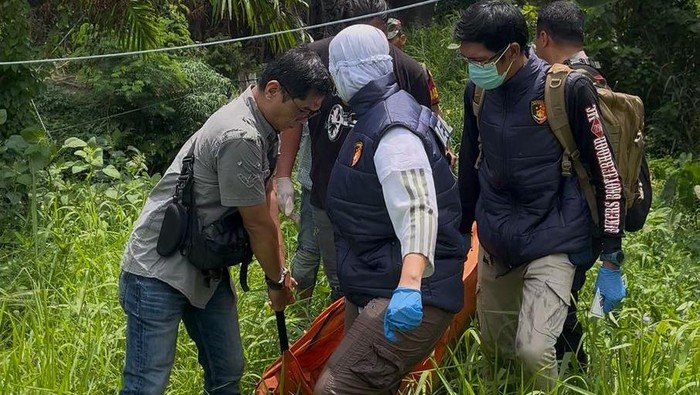 Polisi saat mengevakuasi penemuan mayat dalam drainase sungai di Kota Jambi