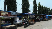 Menurutnya, lonjakan pemudik biasanya baru mulai terasa beberapa hari menjelang Hari Raya. Pada periode tersebut, kendaraan roda dua yang melintas meningkat signifikan sehingga banyak pemudik yang berhenti untuk membeli makanan atau sekadar beristirahat.