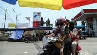 Ia menyebut saat arus mudik sedang padat, pendapatan pedagang bisa meningkat cukup tinggi. Dalam sehari, penghasilan bahkan bisa mencapai jutaan rupiah karena banyaknya pemudik yang berhenti di lapak-lapak pinggir jalan.