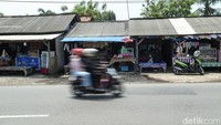 Sejumlah pedagang yang biasa mengandalkan ramainya arus kendaraan mengaku hingga kini jumlah pembeli masih jauh lebih sedikit dibandingkan tahun sebelumnya.