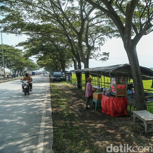 Posko Mudik - Warung Pinggir Pantura Masih Sepi Pemudik