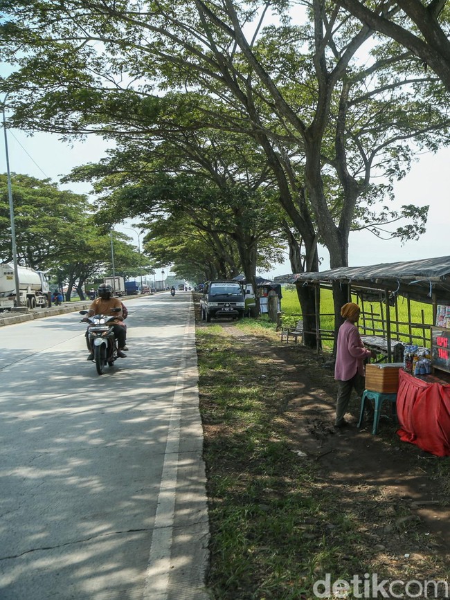 Posko Mudik - Warung Pinggir Pantura Masih Sepi Pemudik