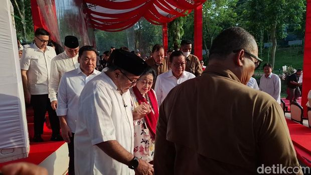 Presiden ke-5 RI Megawati Soekarnoputri bersama Gubernur DKI Jakarta Pramono Anung meresmikan Taman Bendera Pusaka di Jakarta Selatan (Jaksel). (Belia/detikcom)