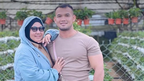 Pria 28 tahun nikahi wanita 51 tahun via Facebook. Meski sering dikira bawa ibu, ia tak malu & bantah incar harta. Seperti apa kisahnya?