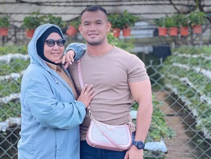Pria 28 tahun nikahi wanita 51 tahun via Facebook. Meski sering dikira bawa ibu, ia tak malu & bantah incar harta. Seperti apa kisahnya?