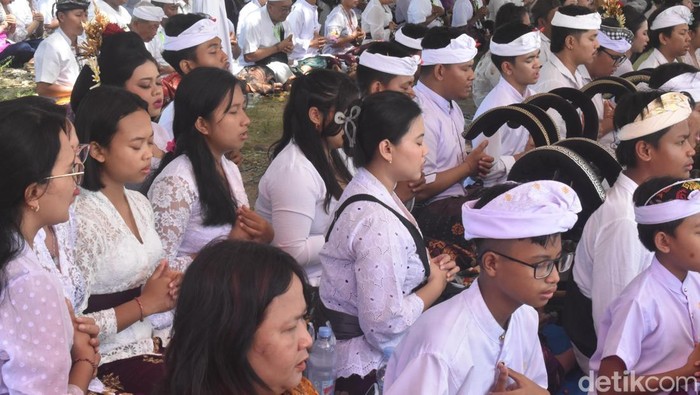 Rangkaian upacara Melasti di Kenjeran Surabaya.
