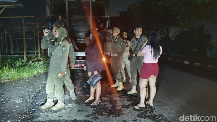 Razia kafe ilegal di bekas Tol Gempol-Porong Sidoarjo.